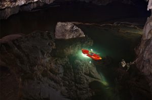  Kajak auf Höhlensee