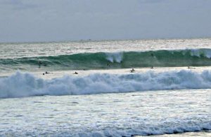 Surfen am Strand von Kalim