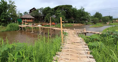 Bambusbrücke über den Fluss im beschaulichen Pai