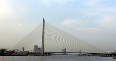 Blick vom Chao Phraya Fluss auf Rama VIII Brücke