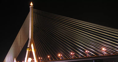 Rama VIII Brücke bei Nacht