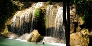 Baden im Wasserfall auf Koh Chang