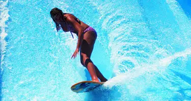 Surfen auf einem Flowrider