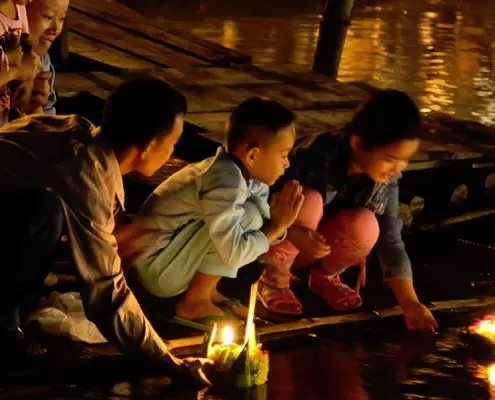 Thailand im Juli Kerzenfestival und Tak Bat Dok Maiauf dem Fluss